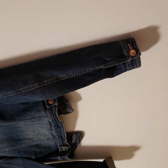 Jean Jacket Garage - Picture 5 of 9